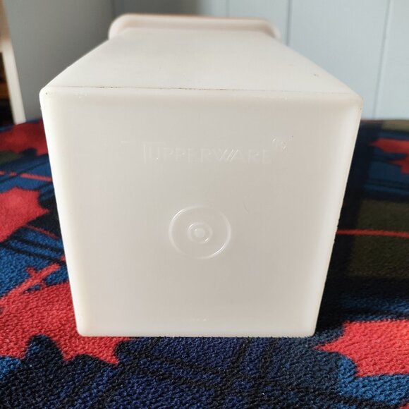 Tupperware Square Saltine Saver Container w/ Pink Lid - Picture 4 of 5